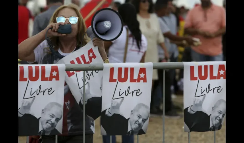 La marcha de apoyo al exmandatario se dirige hacia Brasilia.