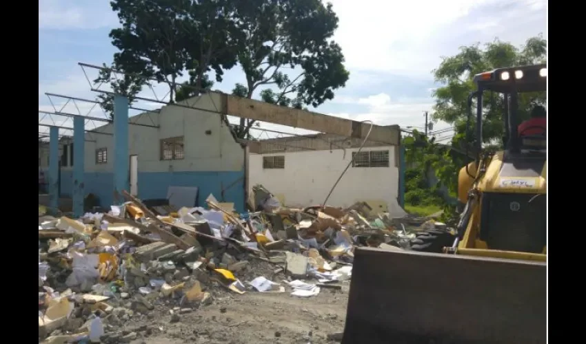 Cuando estaban en el proceso de la demolición de las estructuras del plantel. Foto: Archivo