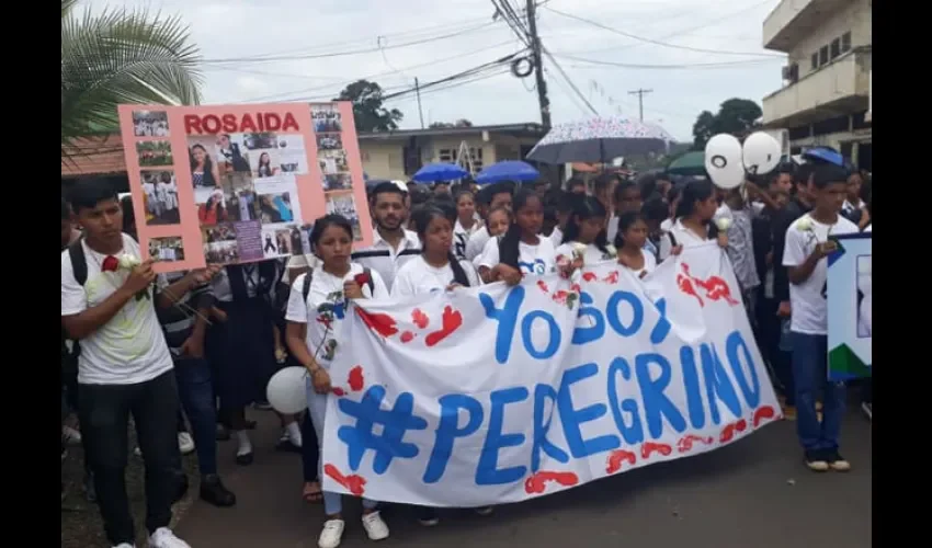 Hicieron una romería desde la escuela Stella Sierra hasta la parroquia. Foto: J. Simmons