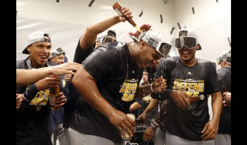 Jugadores de los Cerveceros celebran la clasificación a la postemporada.