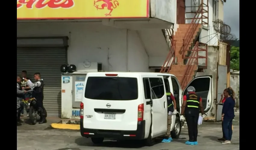 Cuando inspeccionaban el vehículo. Foto: Diómedes Sánchez