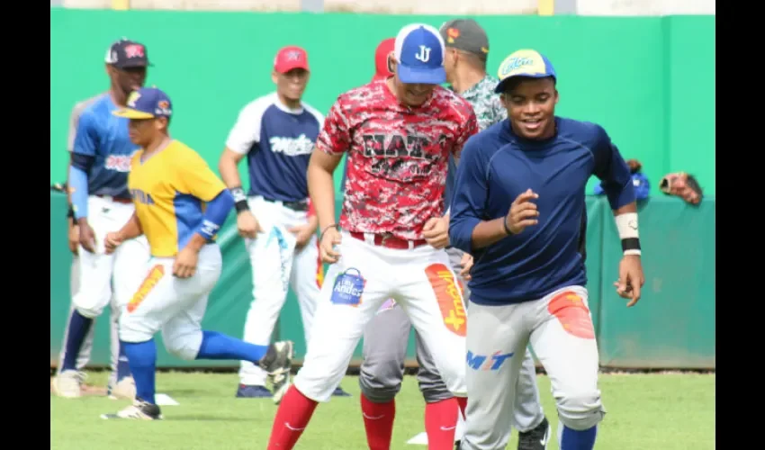 Jugadores durante el entrenamiento en el estadio Kenny Serracín.