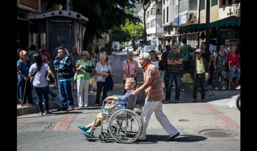 Bloquearon avenidas exigiendo el pago de sus pensiones en efectivo.