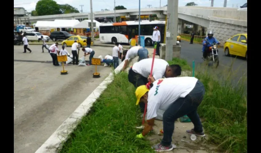 La zanja en detrás de los multifamiliares de Villas de Guadalupe estaba llena de basura. Foto: Jesús Simmons