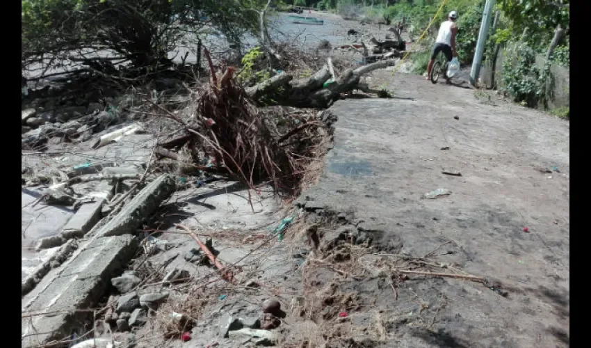 Muros de contención fueron arrasados por la marejada.