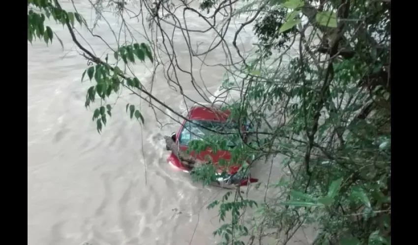 Corriente de río en Chame arrastró un auto y sus ocupantes. 