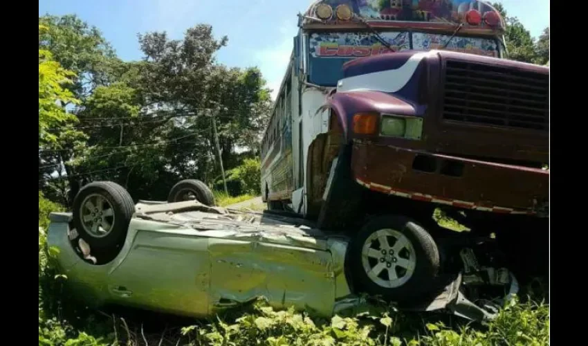 Del impacto, el bus quedó sobre el auto. Foto: D. Sánchez