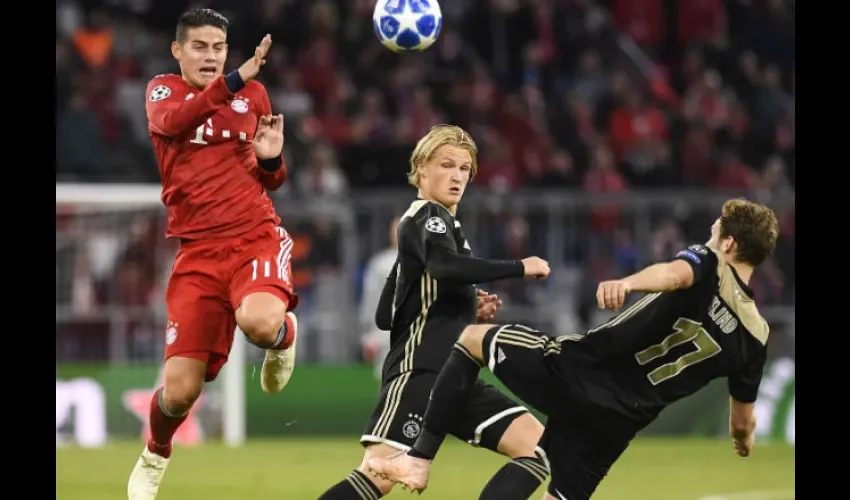 James Rodriguez (rojo) jugador del Bayern de Múnich. Foto:EFE