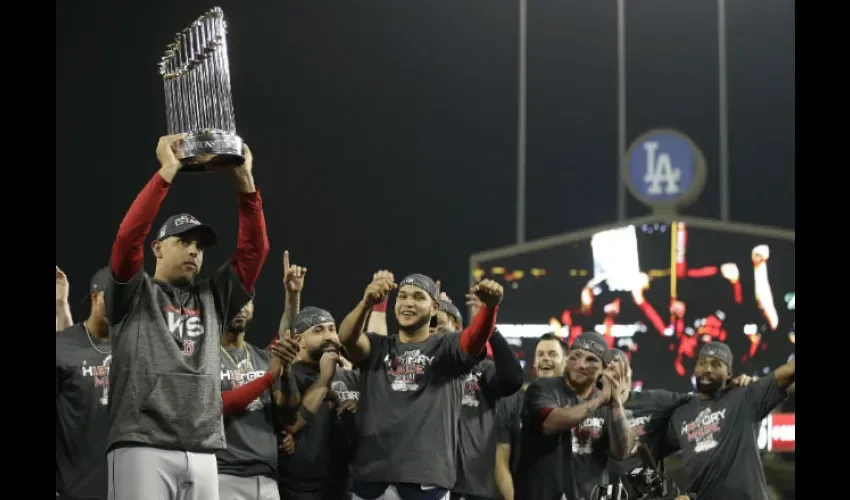 Los Medias Rojas de Boston vencieron a los Dodgers de Los Ángeles, en cinco juegos de la Serie Mundial.