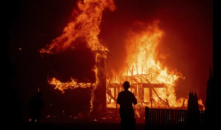 Bomberos combaten al gran "Camp Fire", que ha dejado más de 70 muertos. FOTO/AP