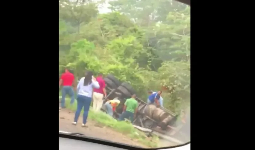 El conductor fue llevado a un centro médico. Foto Cortesía