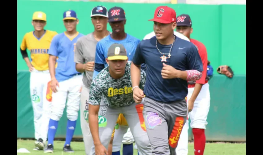 Los jugadores de la selección sub-18 han entrenado en el estadio Kenny Serracín.