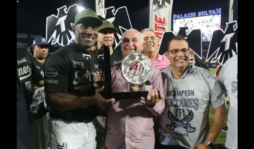  Roberto Kelly en su presentación con los Sultanes de Monterrey.