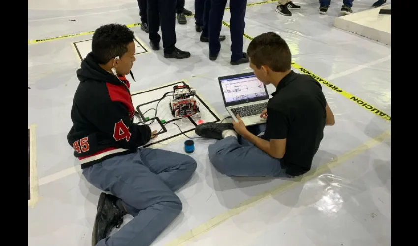 Los chicos demostraron mucho talento para la robótica. Foto: Cortesía