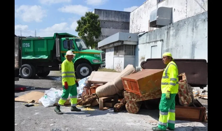 Foto ilustrativa durante la recolecta de basura. 