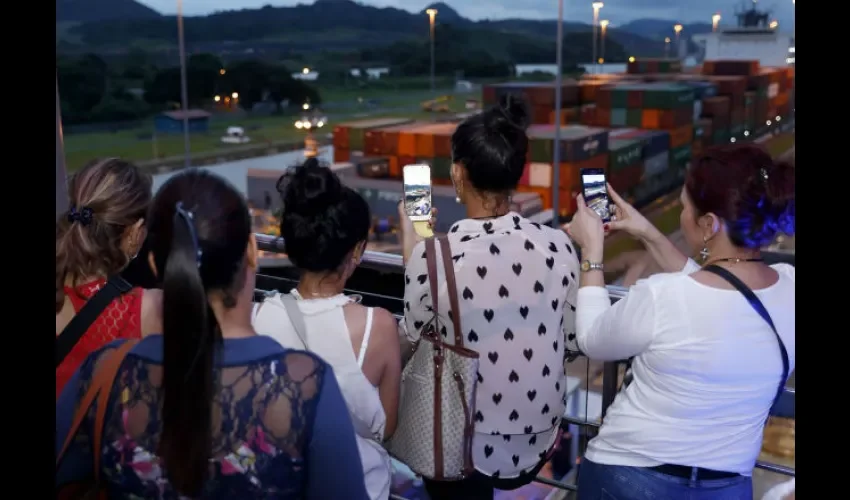 Foto ilustrativa de jóvenes interesados en el Canal de Panamá. 