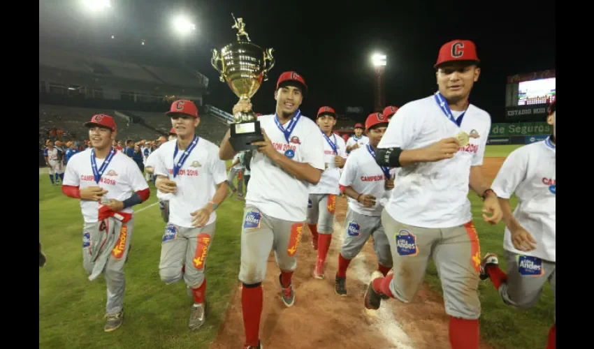 Juan Diego Crisp (c.) hace la vuelta olímpica con sus compañeros.