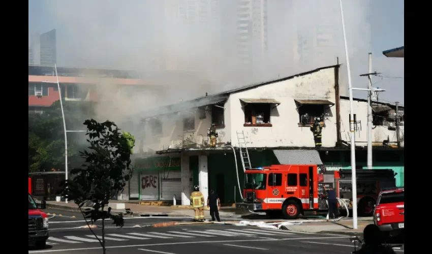 Incendio en edificio en Calidonia. 