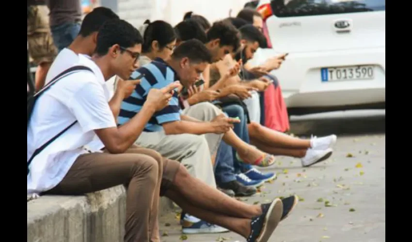 Foto ilustrativa de jóvenes navegando en Internet. Foto ABC. 