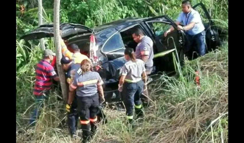 Foto ilustrativa de los autos impactados y la atención médica que recibieron los afectados. 