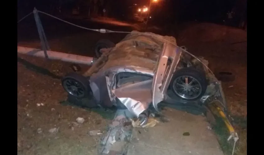 El auto quedó destrozado. Foto: Víctor E. Rodríguez 