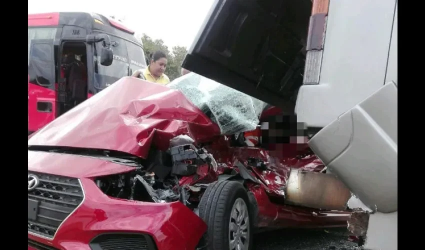 Colisión entre un carro tipo sedán y un autobús  deja una víctima fatal. 