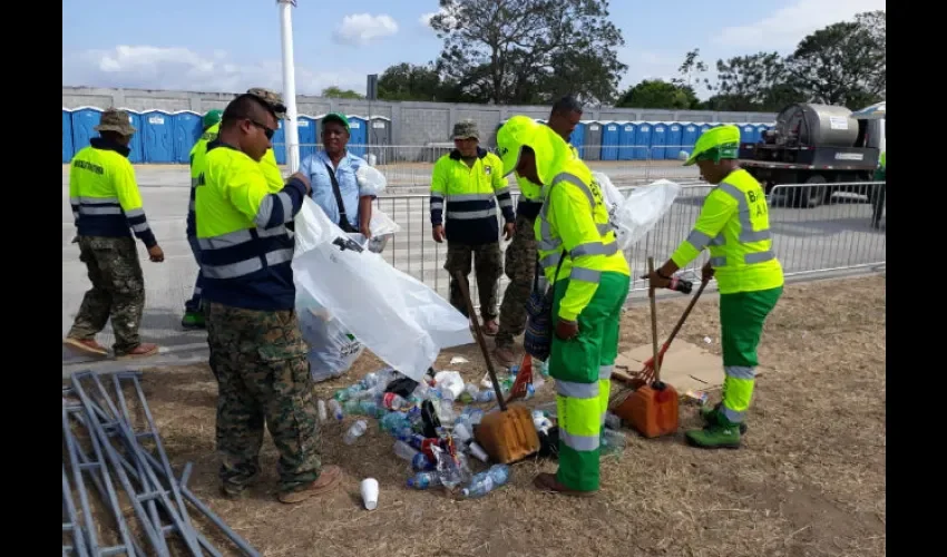 Personal de Autoridad de Aseo Urbano y Domiciliario de Panamá trabajando en Metro Park. Foto: @AAUD_Panama 