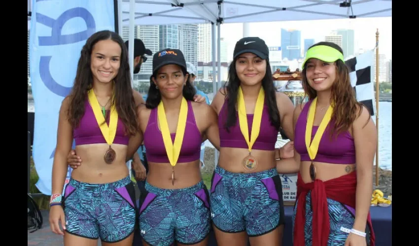 Las chicas posan con sus medallas de tercer lugar.