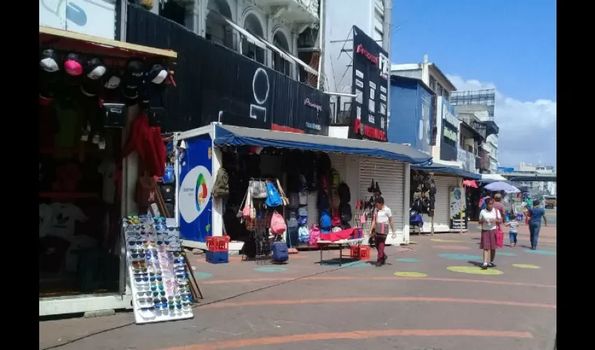 Los dueños de los puestos esperan mejores días. Foto: Yanelis Domínguez