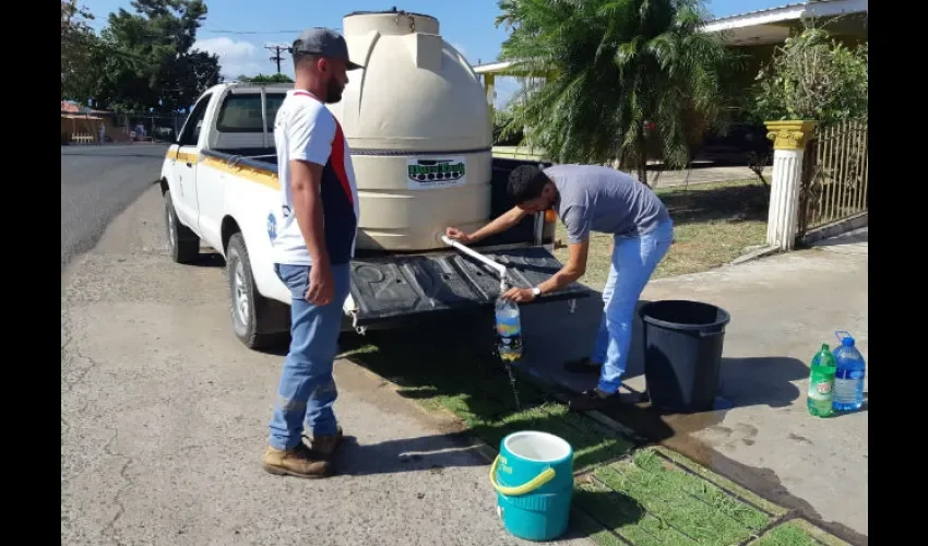 Reparten agua a las comnidades afectadas. Foto: Thays Domínguez 