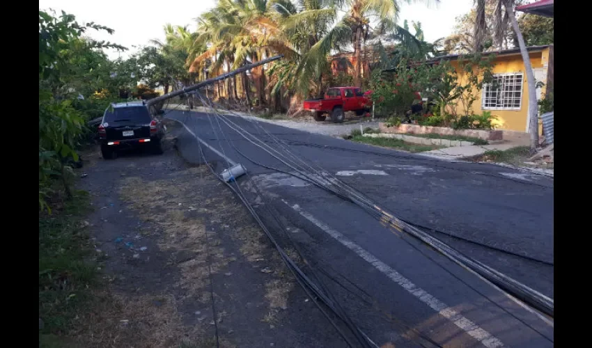 Tendido eléctrico no ha sido removido. Foto: Melquiades Vásquez 