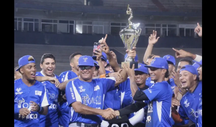 Integrantes de los Toros de Herrera levantan la copa de campeón de Probeis.