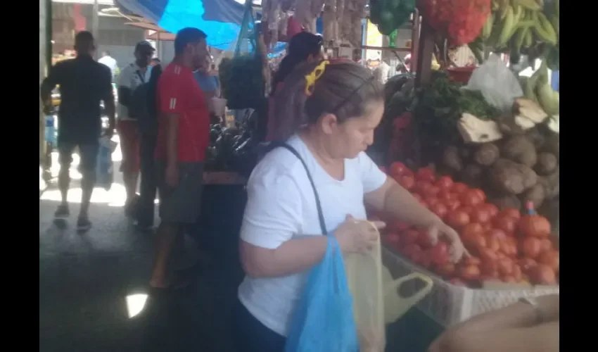 Ventas en puestos ambulantes con más clientes. Foto: Yanelis Domínguez