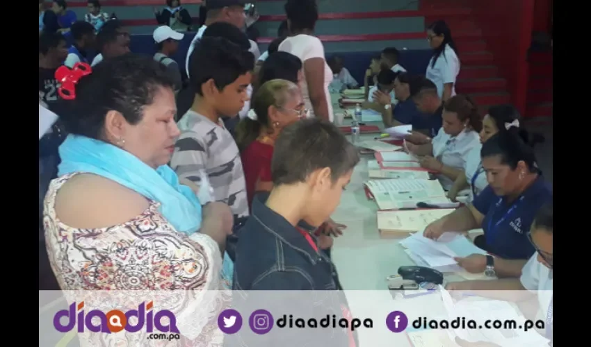 El gimnasio del Club de Leones estaba lleno de estudiantes que asistieron a retirar sus cheques. Foto: Jesús Simmons