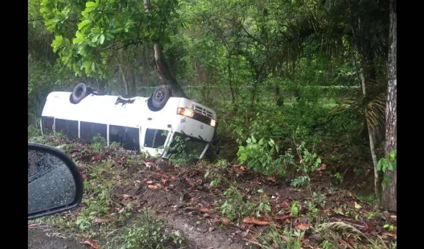 El busito quedó con serios daños en su carrocería. Foto: Jesús Simmons