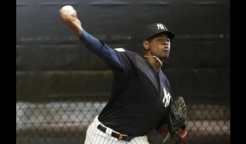 Luis Severino hace una sesión de "bullpen" durante la pretemporada con los Yanquis de Nueva York.