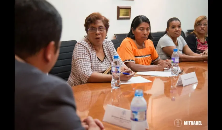 Foto ilustrativa de la reunión con miembros del Mitradel. 