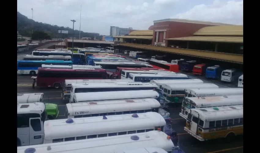 Vendedores informales de la terminal entran escondidos. Foto: Yanelis Domínguez