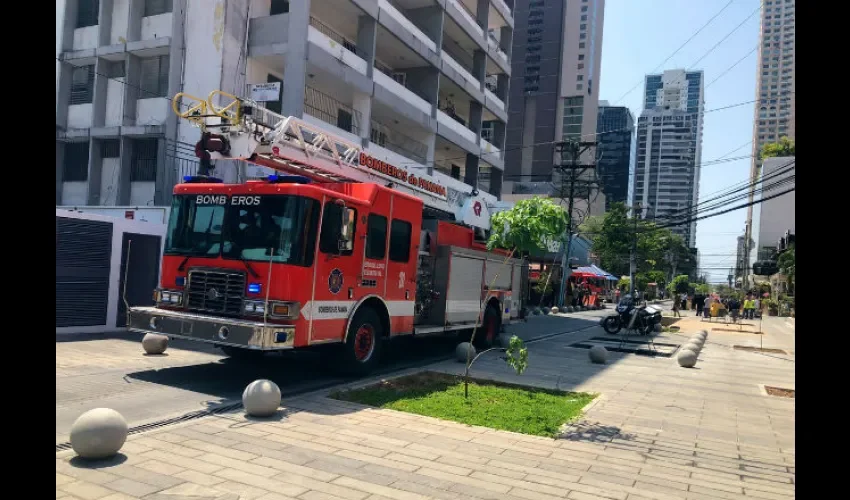 Sin los bolardos los conductores se subirían a las aceras, alegan en el municipio. Foto: Cortesía