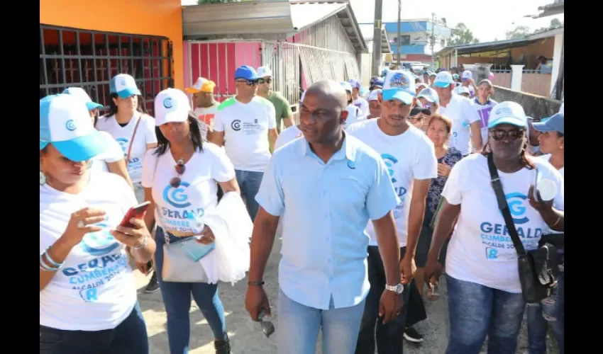 Gerald Cumberbatch recorriendo las comunidades en San Miguelito. 