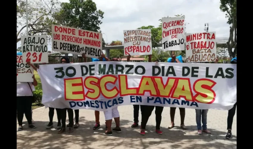 Foto ilustrativa de las manifestantes en la Cinta Costera. 