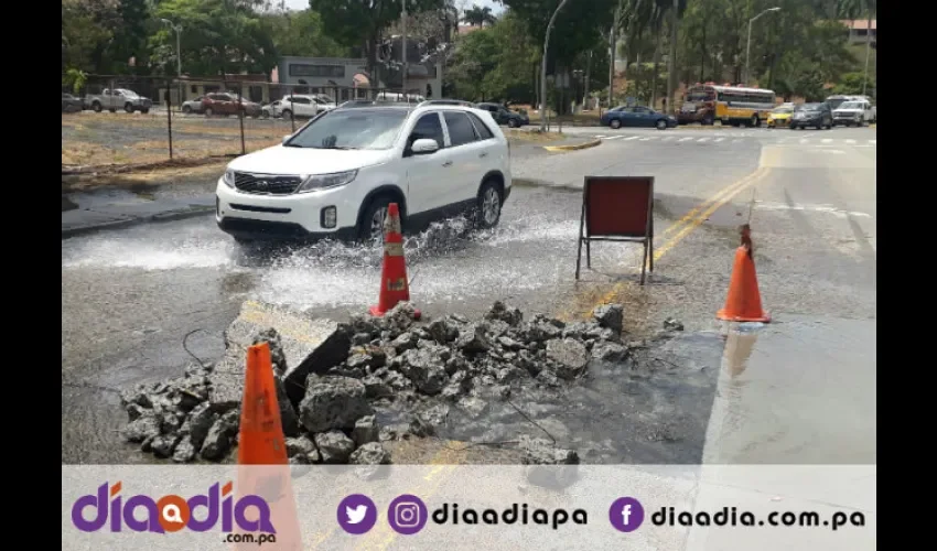 IDAAN atiende las roturas provocadas por empresas constructoras. Foto: Jesús Simmons