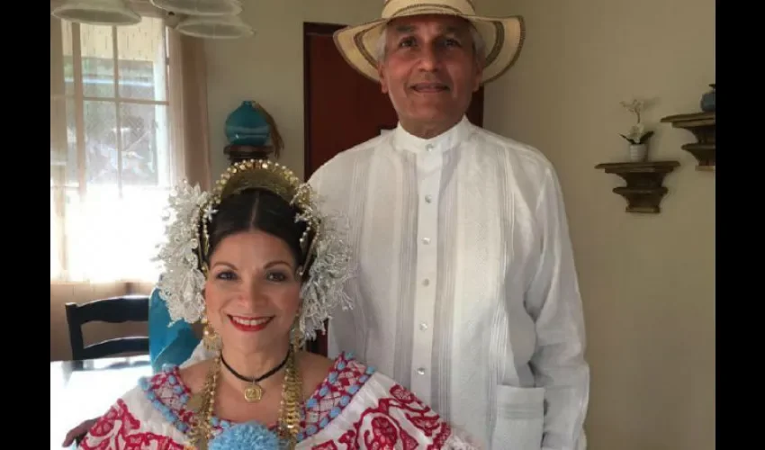 Foto ilustrativa de la pareja vestida del traje típico nacional. Cortesía. 