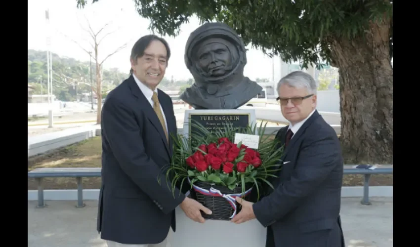 Pusieron flores en el busto del cosmonauta ruso Yuri Gagarin. Foto: Cortesía