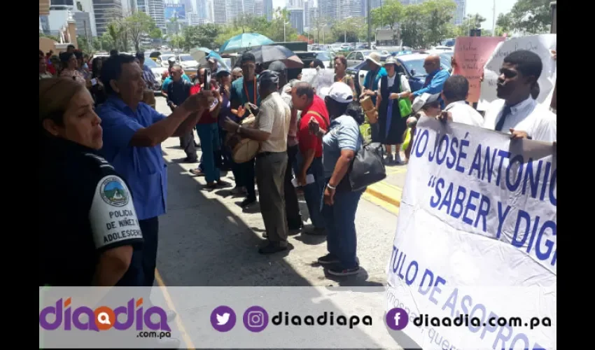 Un funcionario de alta jerarquía de la Contraloría, les recibió el documento. Foto: Jesús Simmons