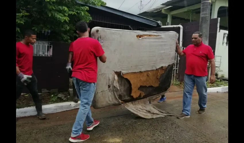 Los residentes tienen mucha basura en sus casas. Foto: Cortesía