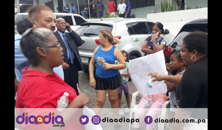 Moradores de El Cristo exigían la presencia de funcionarios del IDAAN. Foto: Jesús Simmons