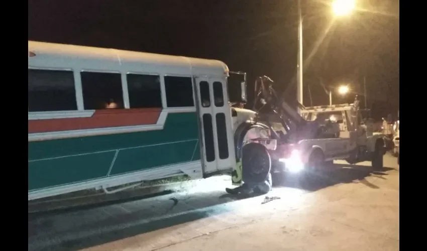 Foto ilustrativa del bus detenido. 