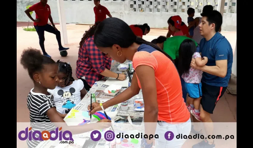 Los niños podrán llevar su bolsa reutilizable pintada  al supermercado. Foto: Jesús Simmons