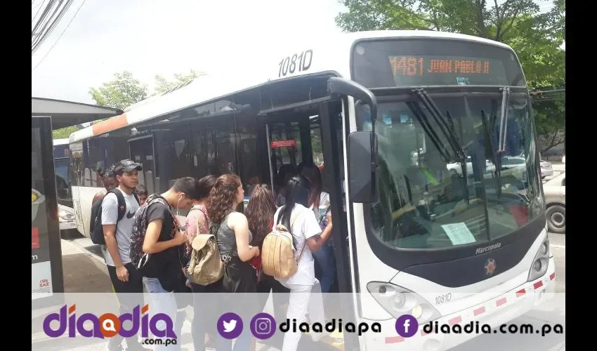 Los universitarios también preguntaron por las paradas que no están acondicionadas e iluminadas. Foto: Jesús Simmons